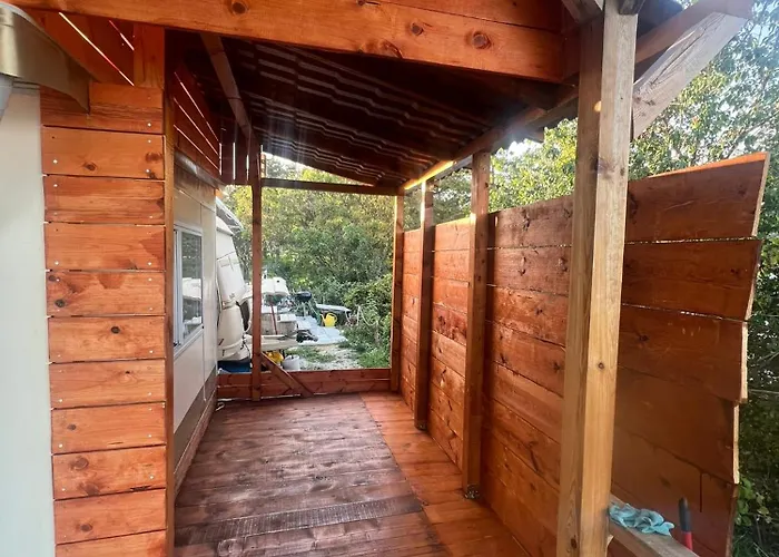 Karavana Tropicana אתר קמפינג וארנה